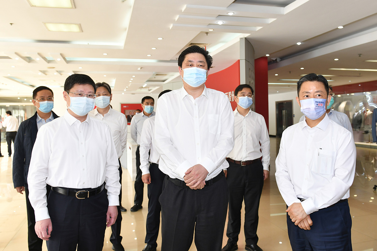 4月12日，無錫市市長趙建軍帶隊深入紅豆集團，專題調研疫情防控和復工復產工作。